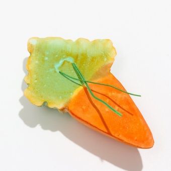 Минеральный камень "Пижон" для грызунов морковка 58г фото